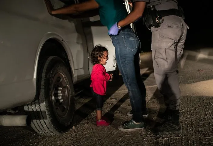 Noticias, "Niña llorando en la frontera", John Moore