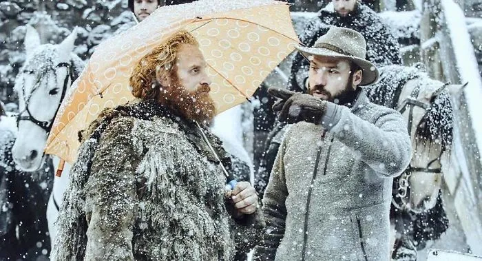 Hasta los guerreros necesitan paraguas (aunque la nieve sea falsa)