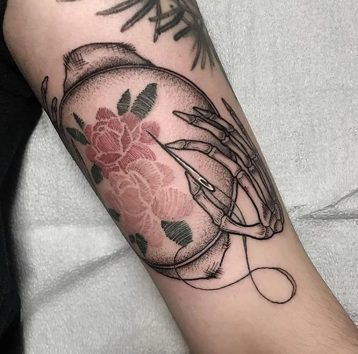Parece ser que los "tatuajes bordados" son tendencia, y son mejores de lo que parecen (30 imágenes)