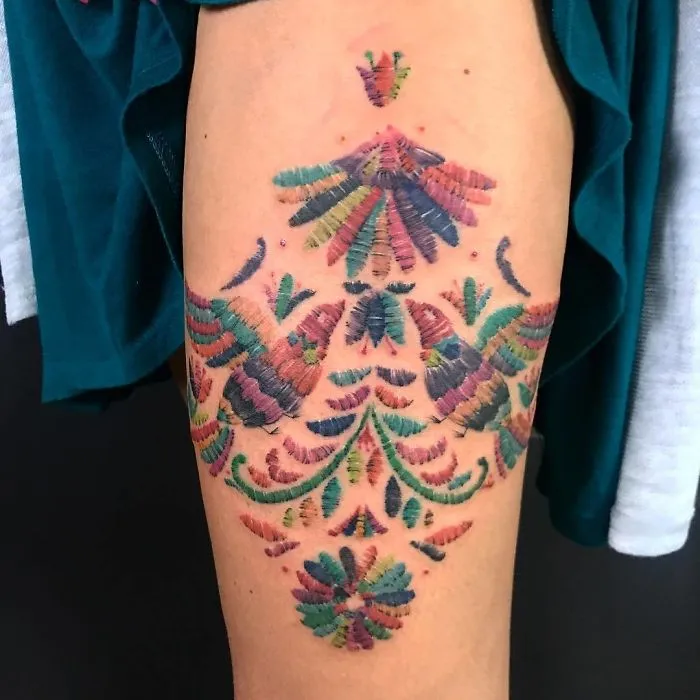 Parece ser que los "tatuajes bordados" son tendencia, y son mejores de lo que parecen (30 imágenes)