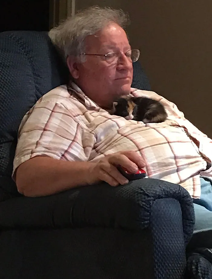 Mi padre se lo encontró llorando en la calle hace un par de días, y ahora le gusta dormir así