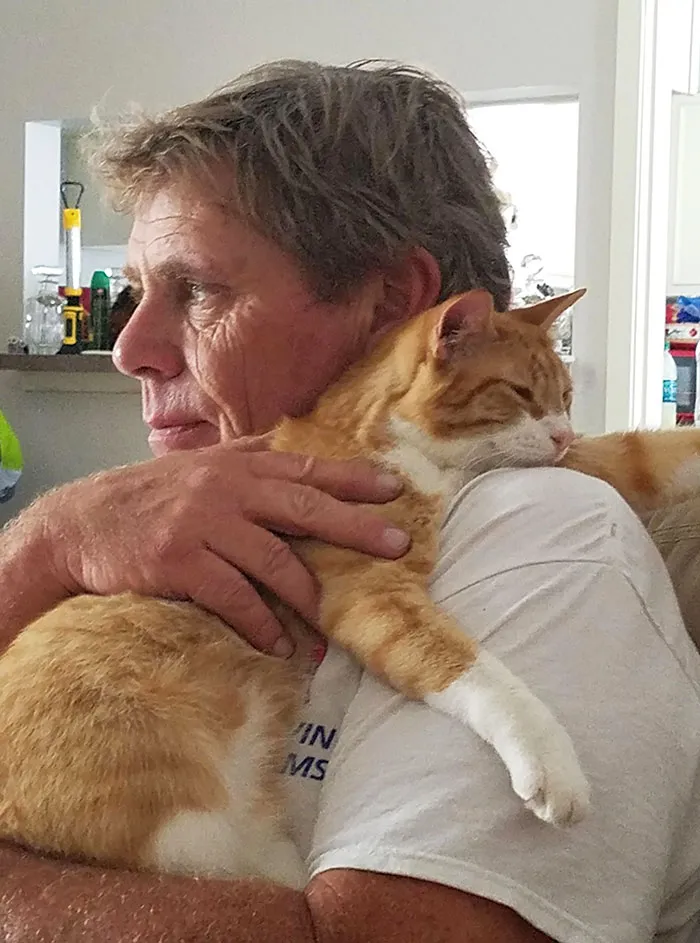 El gato de mi padre tiene parálisis cerebral. Se cayó y necesitaba amor