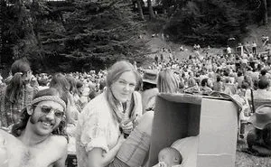 23 Vintage Photos Of Old-School Parenting That Would Never Fly Today