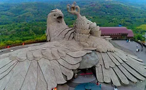 This Artist Spent 10 Years Creating Tallest Bird Sculpture In The World (200ft)