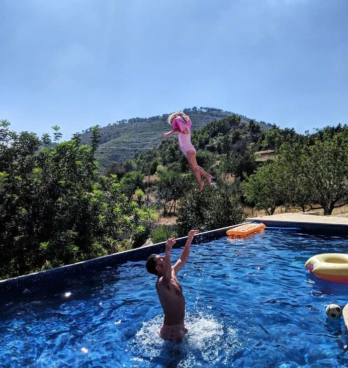Father Of 4 Daughters Refuses To Sugarcoat His Instagram Pics, Already Has Almost 1 Million Followers