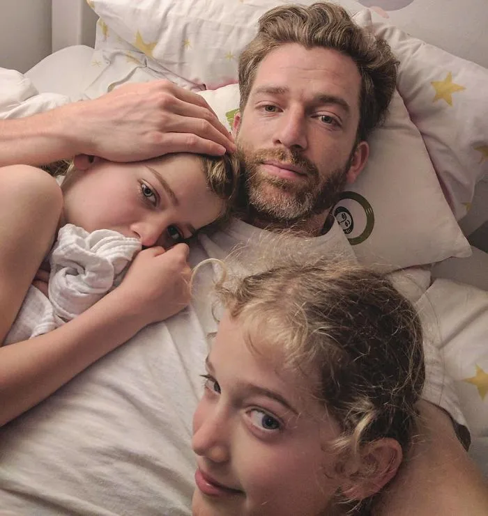 Este padre de 4 hijas se niega a "endulzar" sus fotos de Instagram, y ya casi tiene 1 millón de seguidores