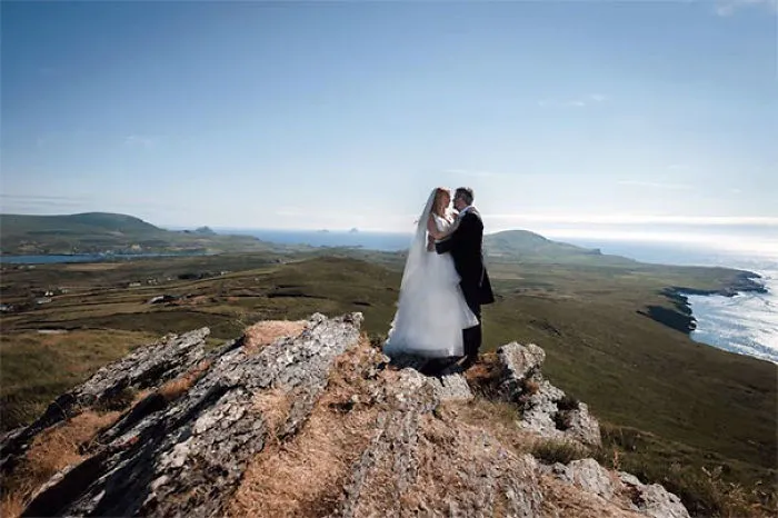 Pareja de gigantes recién casados en Irlanda
