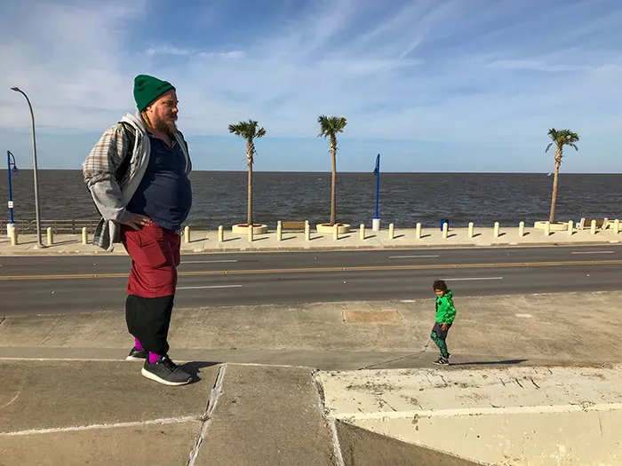 Niño pequeño, padre gigante