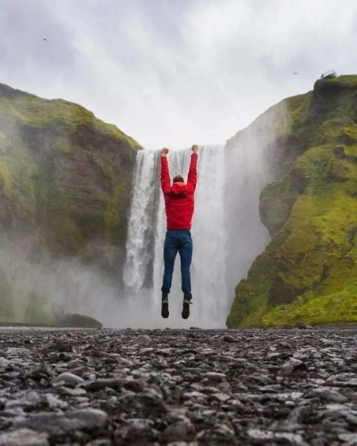 Gigante colgando de una cascada
