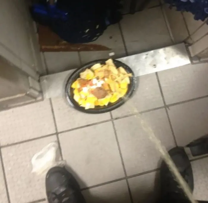 Este empleado de Taco bell fue despedido y doxeado por Anonymous tras publicar una foto meándose en unos nachos