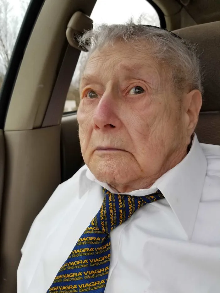 A mi abuelo le regalaron esta corbata en los años 90 y la lleva a cada Séder de Pascua