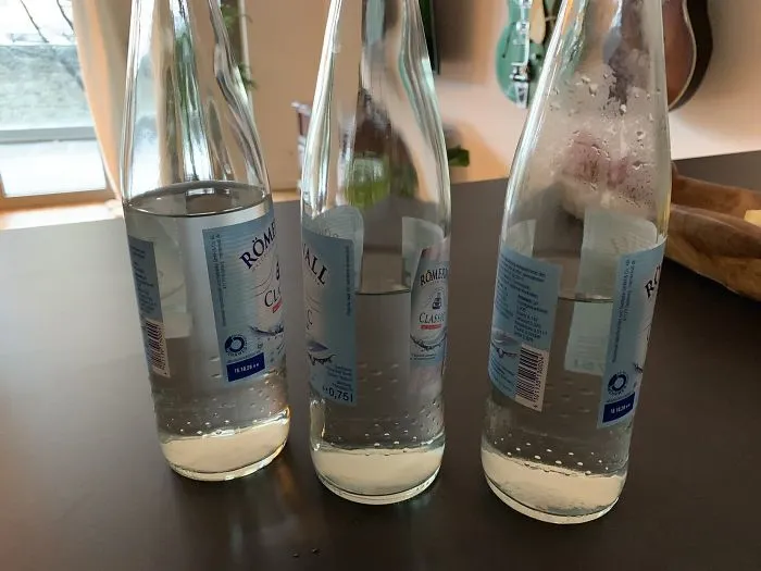 Mi Novia Abre Botellas De Agua Antes De Acabar Las Que Ya Están Abiertas. Envien Ayuda, Por Favor