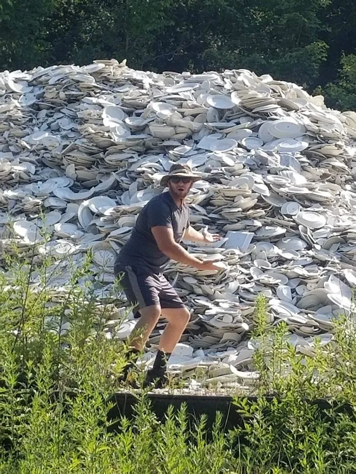 Ibamos hacia el camping y esta montaña de cerámica estaba en medio del bosque