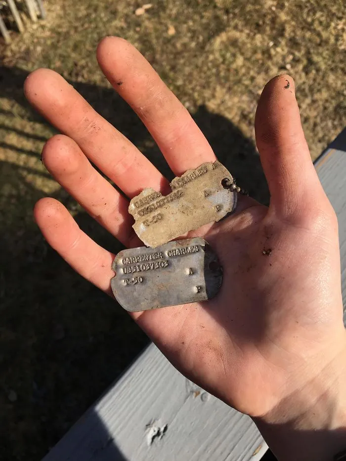 Encontramos estas placas en una pila de metal en el bosque. Se las dimos a su esposa, que perdió a su marido en 2010