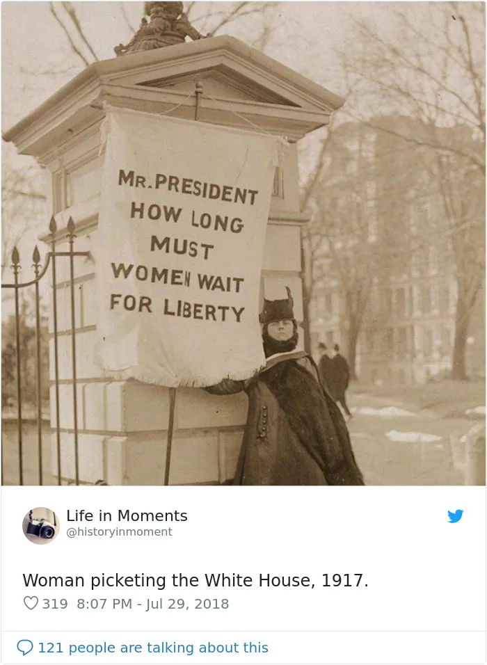 Mujer manifestándose frente a la Casa Blanca, 1917