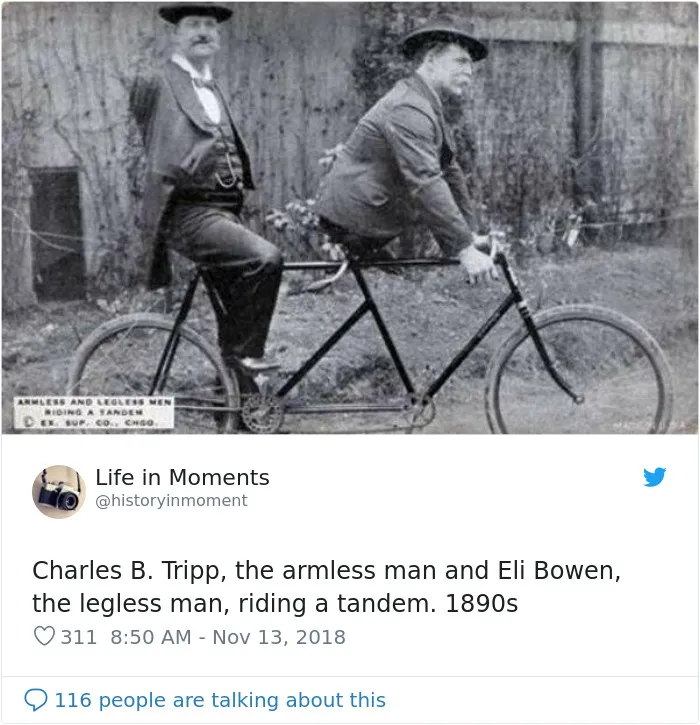 Charles B. Tripp, el hombre sin brazos, y Eli Bowen, el hombre sin piernas, montando en un tándem. 1890 aprox.