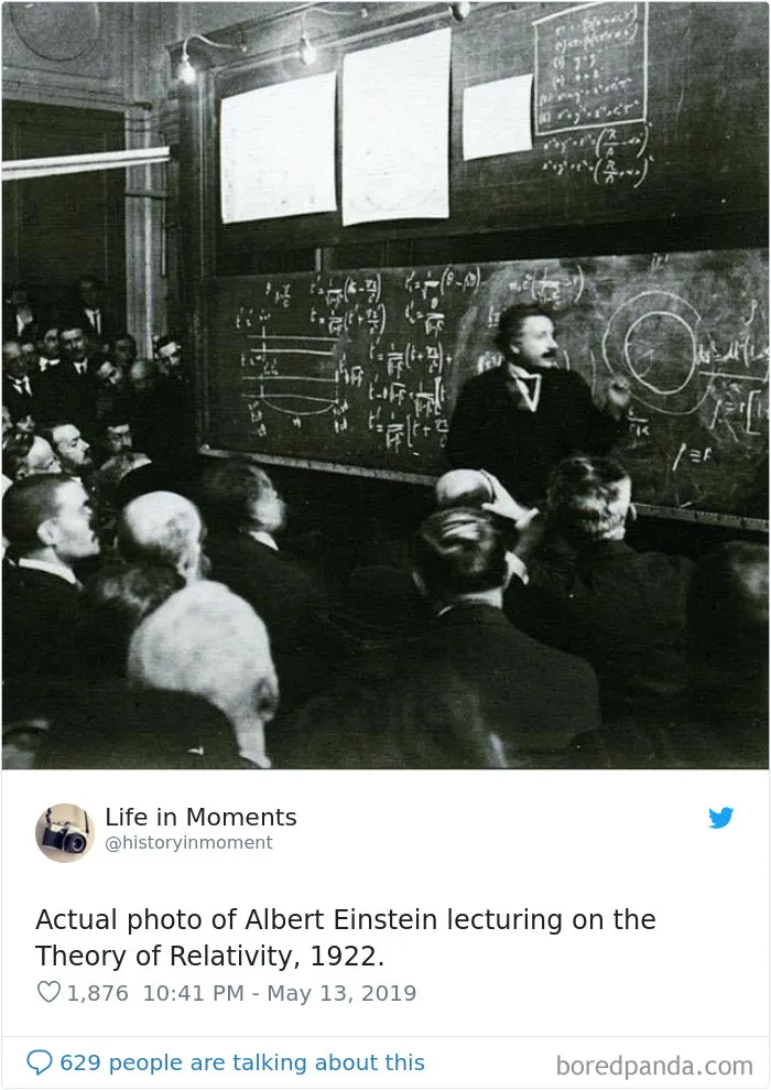 Foto real de Albert Einstein explicando su teoría de la relatividad, 1922