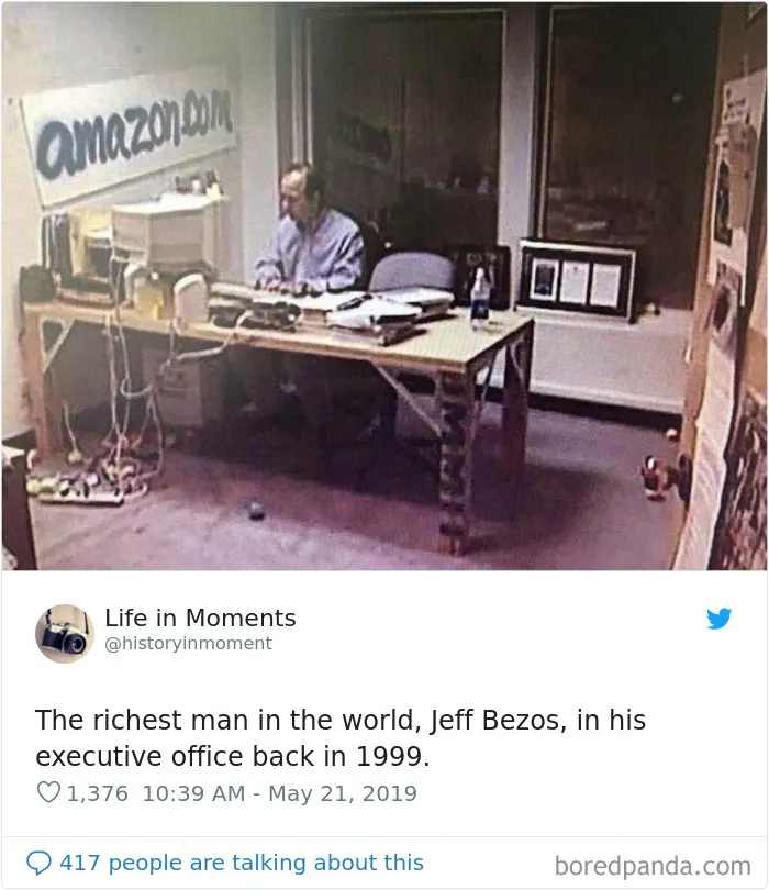 El hombre más rico del mundo, Jeff Bezos, en su oficina en 1999