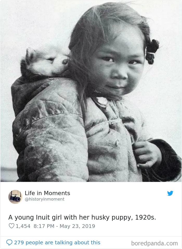 Niña Inuit con su cachorro de husky, años 20