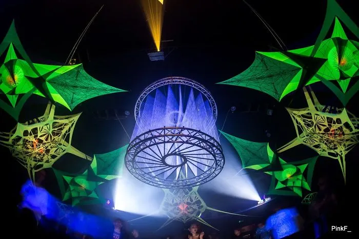 We Make String Installations With Tens Of Thousands Of Intersecting Straight Lines