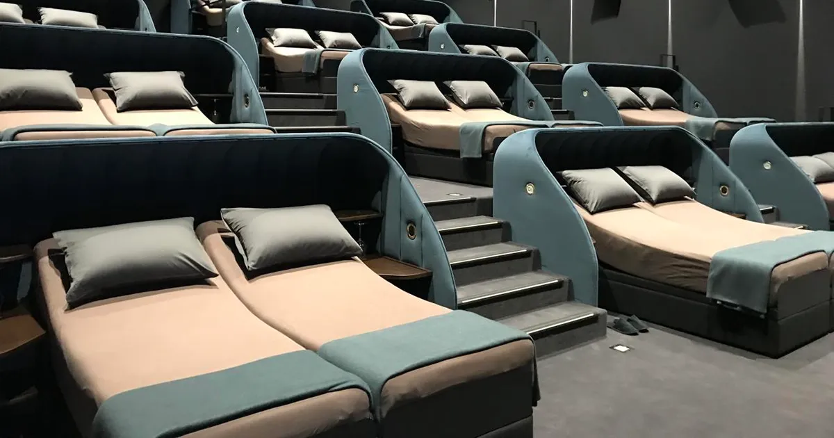 Esta sala de cine suiza ha cambiado todos los asientos por camas dobles