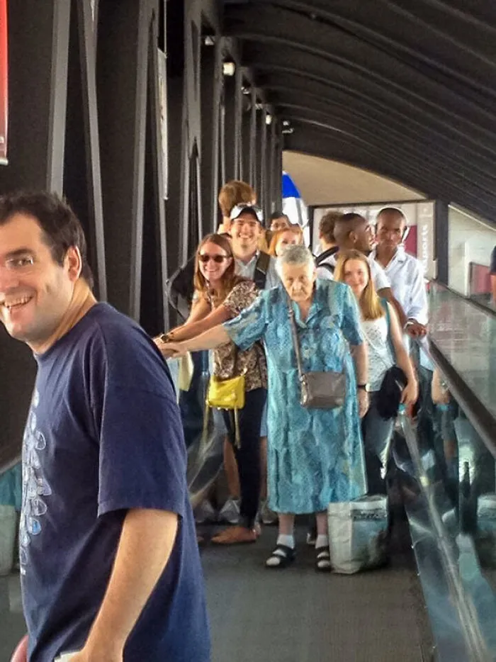 Mi amigo estaba en el aeropuerto, y esta anciana francesa simplemente era ajena a todo