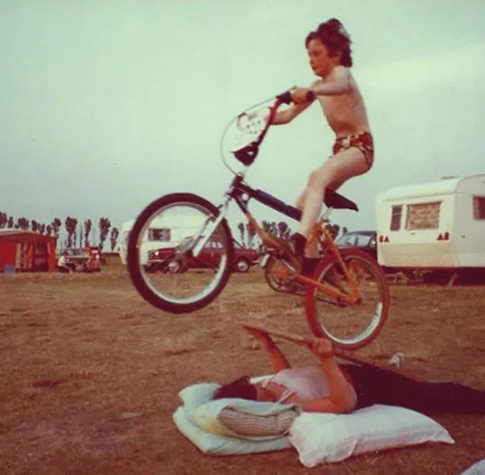 Tu madre no te quería si no se tiró en el suelo para hacer de rampa para tu bici nueva. Años 80