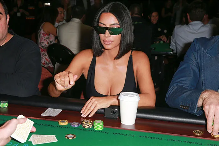 Kim Kardashian jugando al poker con gafas de espejo