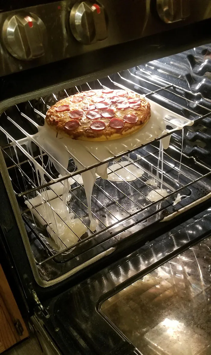 Mi hija ha usado una tabla de cortar de plástico como bandeja para poner la pizza en el horno
