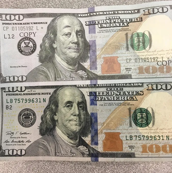 A mi compañero le han colado un billete falso de 100$, se nota la diferencia, ¿no?