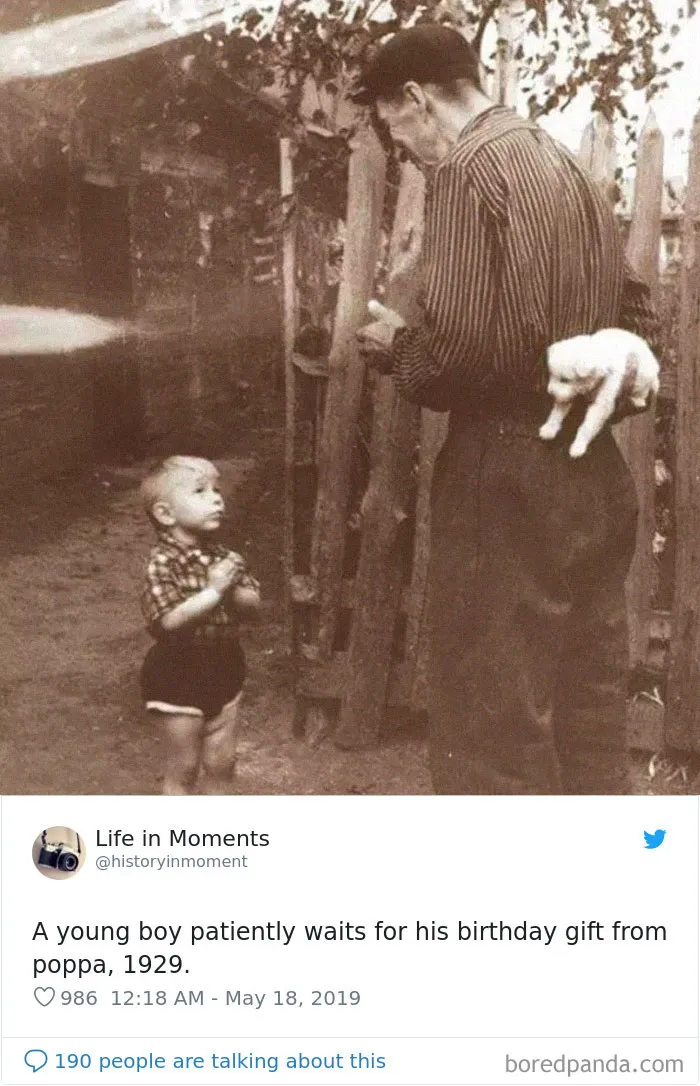 Niño esperando pacientemente el regalo de cumpleaños de su padre, 1929