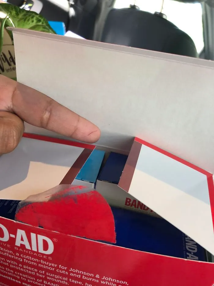Me he cortado el dedo abriendo un paquete de vendas