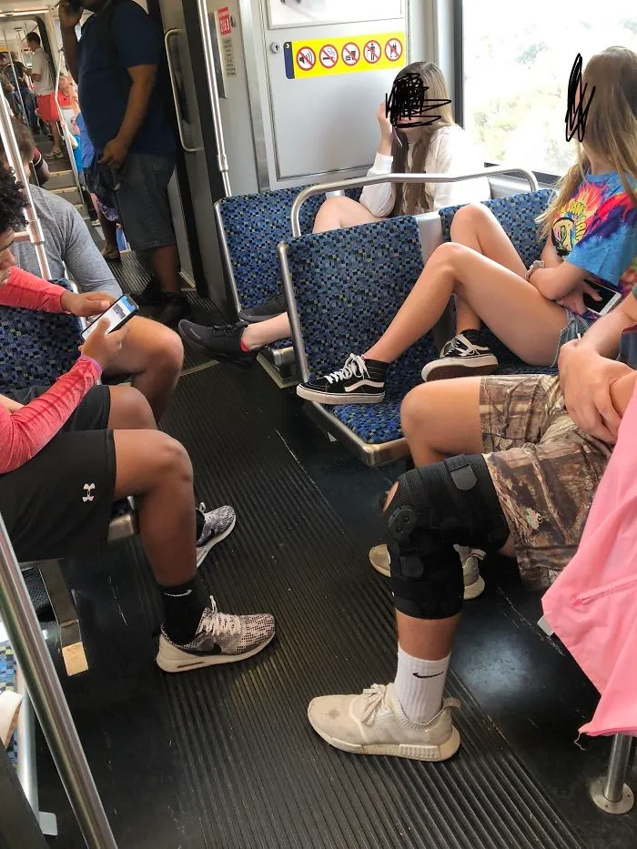 Estas chicas ocupando 2 asientos cada una mientras que la gente se tiene que quedar de pie