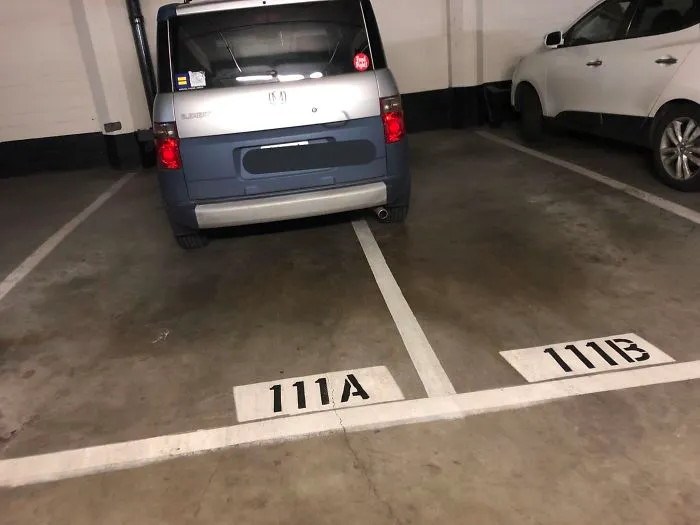Pago 125$ al mes por el parking. Soy el 111B, y este imbécil es mi vecino