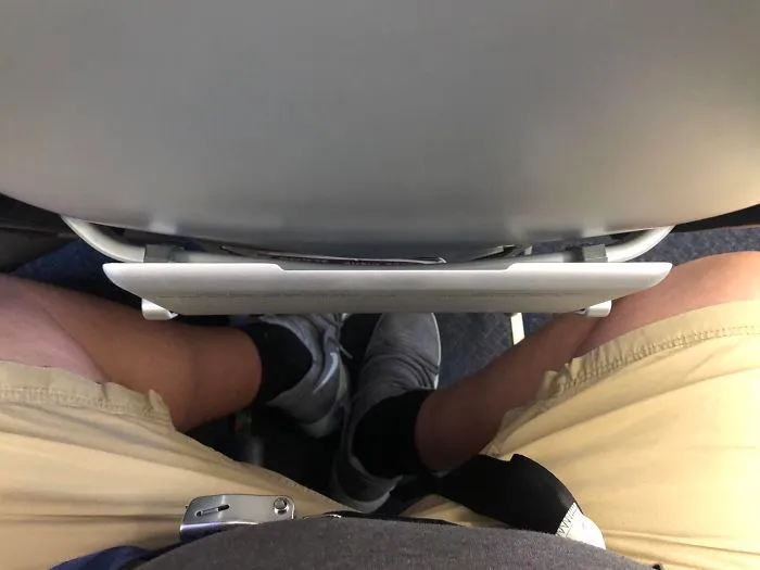 Mido 1,98 y este es el espacio para mis piernas en un vuelo de 4 horas