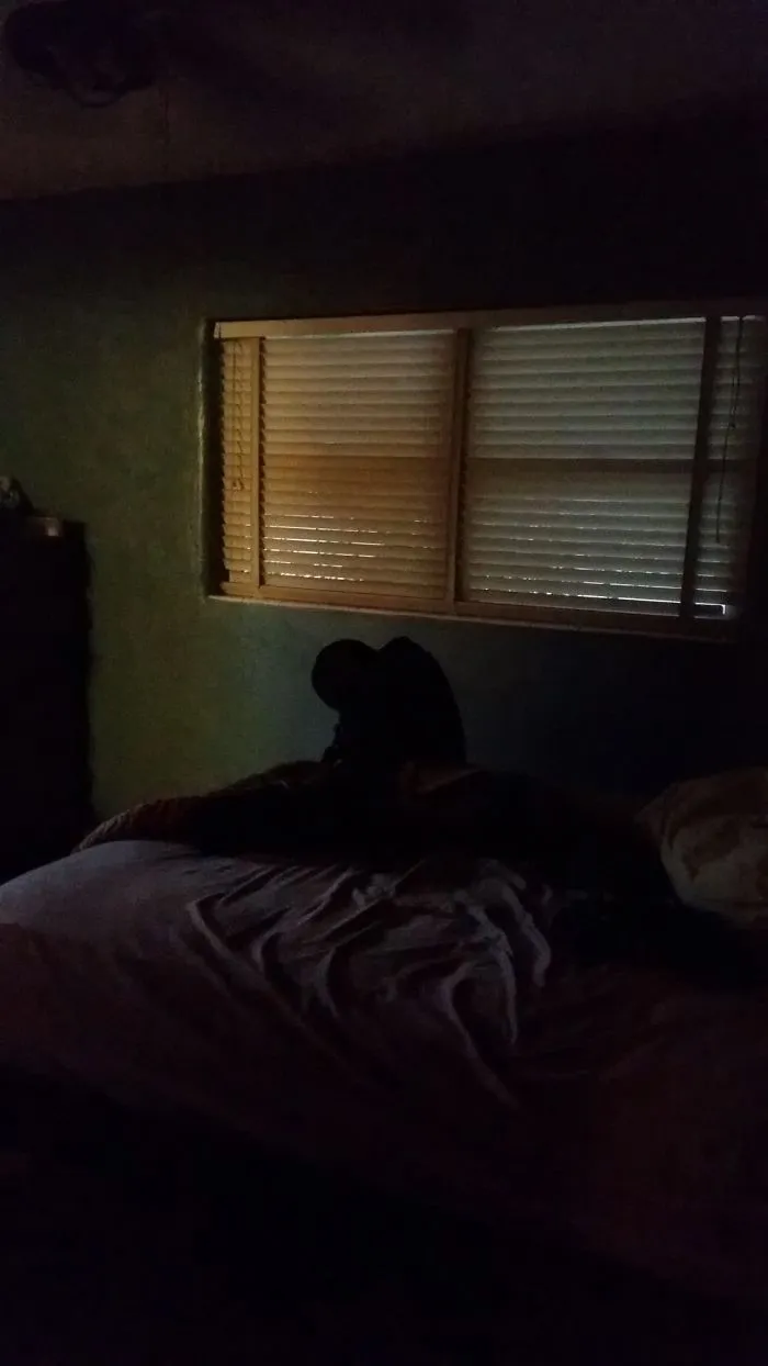 Llegué tarde a casa y esto estaba al borde de mi cama. No me podía ni mover del miedo
