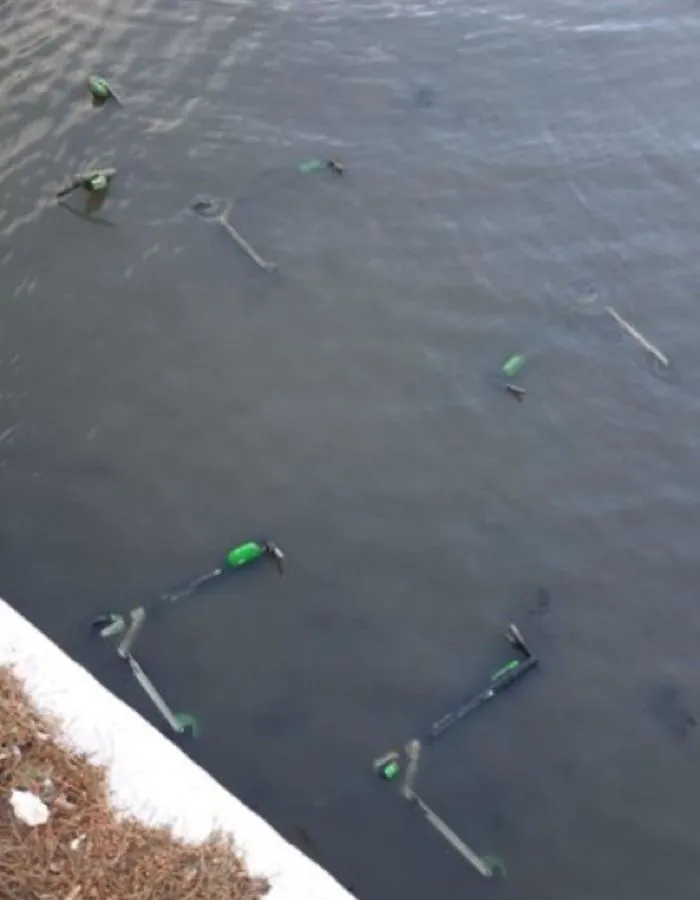 Tirar al agua los patinetes eléctricos comunitarios
