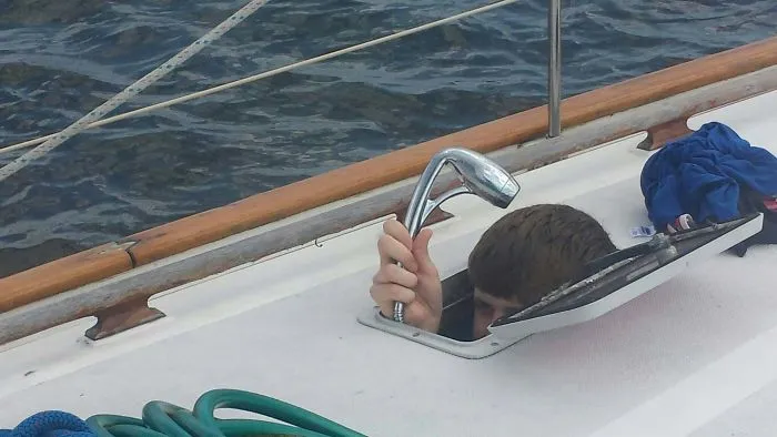 De vacaciones en el yate familiar... este soy yo intentando ducharme