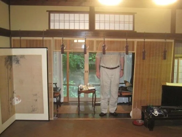 Mi padrastro de 2 metros visitando Japón