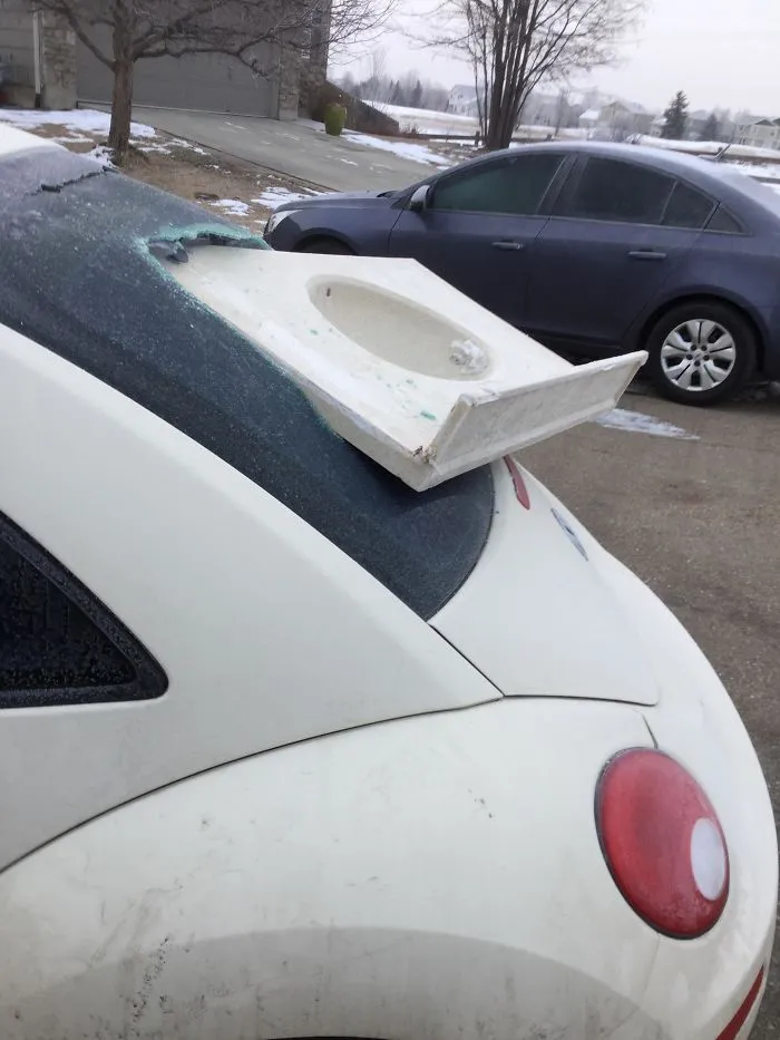 Alguien ha tirado un lavabo a mi coche durante la noche