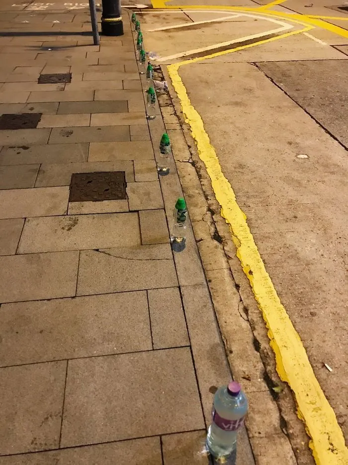 Dejan botellas de agua en las aceras y zonas estratégicas para que la gente se hidrate y para regar las granadas de gas lacrimógeno