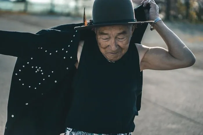 Grandson Decides To Get His 84-Year-Old Grandpa A New Wardrobe And Makes Him An Instagram Star