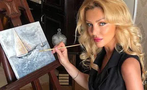 People Call Out This Woman Because Her Palette Doesn't Change, She Responds By Saying She Has Been Painting Since Childhood