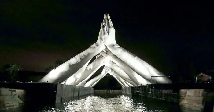 Giant Hands Reaching For Each Other Becomes The Newest Monumental Sculpture In Venice
