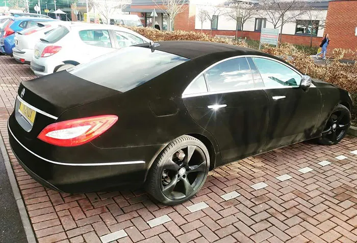 He oído que podríais apreciar este Mercedes de terciopelo que he visto