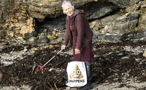 70-Year-Old Grandma Cleans 52 Beaches In One Year After Watching A Documentary About Plastic Pollution