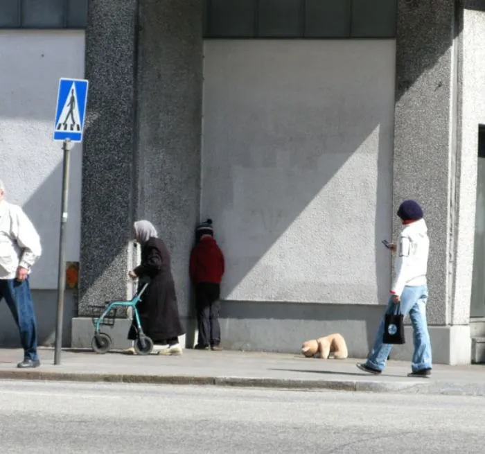 30 Realistic Mannequins Placed Around The World To Mess With People By Mark Jenkins