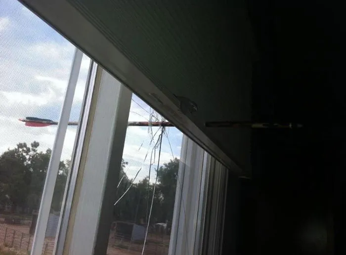 Un vecino nos ha tirado una flecha a la casa