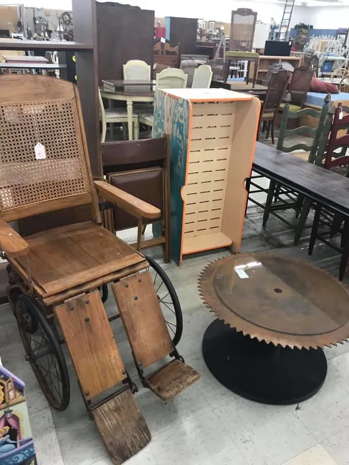 Que la silla de ruedas no os distraiga de la mesita de café perfecta para padres con hijos pequeños