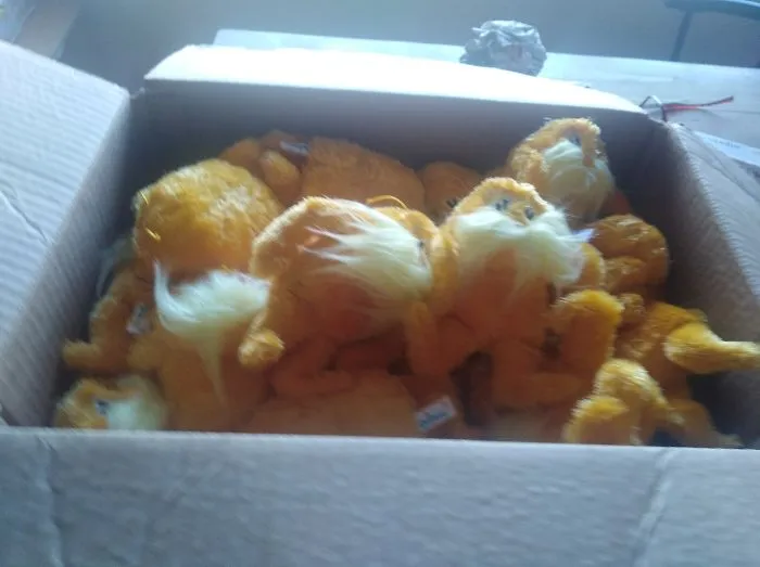 Tenían cajas misteriosas a 1$ con cosas que nadie quería. Ahora tengo 35 peluches de Lorax